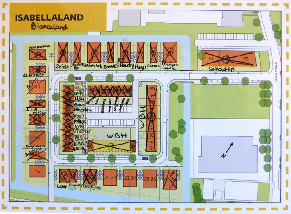 A plan of the scheme on the wall of the Kavelwinkel (‘plot shop’) showing which parties had bought or reserved which plots.